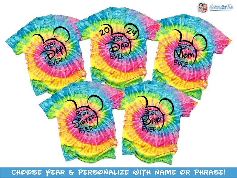 Peut inclure: Cinq t-shirts tie-dye avec un motif de t&ecirc;te de Mickey Mouse et du texte qui dit "Best Day Ever", "Best Dad Ever", "Best Mom Ever", "Best Sister Ever", et "Best Bro Ever".