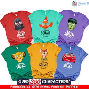 K&ouml;nnte beinhalten: Sechs farbenfrohe T-Shirts mit Disney-Charakteren wie Darth Vader, Nemo, Hulk, Simba, Nick Wilde und Lightning McQueen, alle mit Sonnenbrillen. Jedes Shirt hat den Text "Disney Squad" und eine Rollenbezeichnung. Das untere Banner lautet "OVER 350 CHARACTERS!"