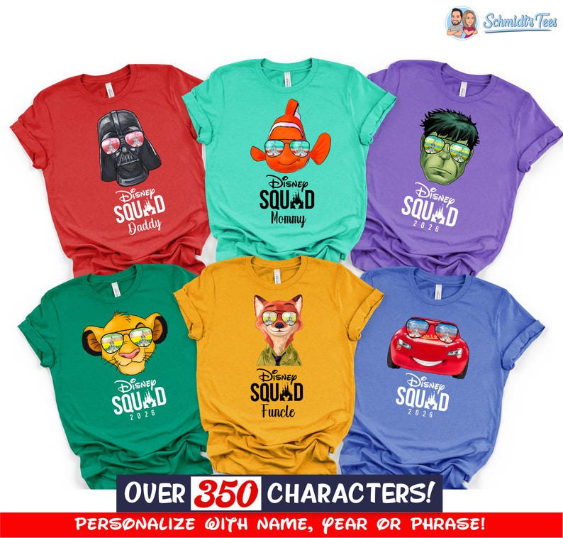 K&ouml;nnte beinhalten: Sechs farbenfrohe T-Shirts mit Disney-Charakteren wie Darth Vader, Nemo, Hulk, Simba, Nick Wilde und Lightning McQueen, alle mit Sonnenbrillen. Jedes Shirt hat den Text "Disney Squad" und eine Rollenbezeichnung. Das untere Banner lautet "OVER 350 CHARACTERS!"