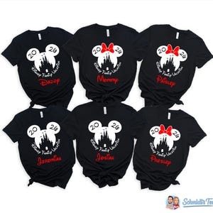 K&ouml;nnte beinhalten: Schwarze T-Shirts mit einem wei&szlig;en Mickey Mouse-Kopf-Design, einer Schlosssilhouette und dem Text "Disney Family Vacation 2020". Jedes Shirt hat einen roten Namen: Daddy, Mommy, Paisley, Jeremiah, Josiah und Presley.