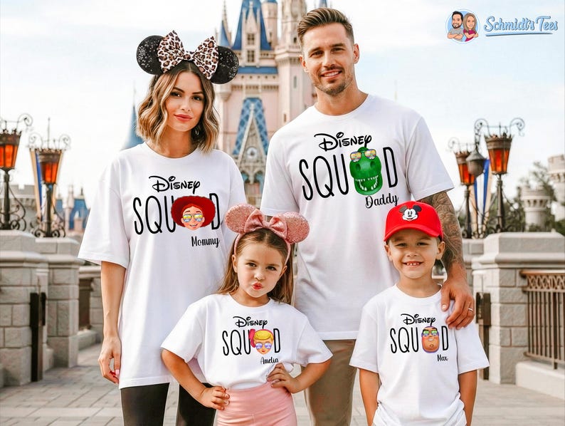 Puede incluir: Camisetas blancas con el texto "Disney Squad" y gr&aacute;ficos de personajes. Las camisetas las lleva una familia de cuatro, cada camiseta con un personaje diferente y las palabras "Mam&aacute;", "Pap&aacute;" y los nombres de los ni&ntilde;os.