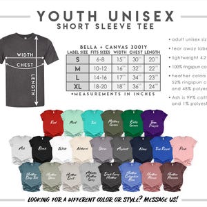 Puede incluir: Una tabla de tallas de camiseta unisex para j&oacute;venes con una camiseta gris oscuro, flechas de ancho y largo, una tabla de medidas Bella + Canvas 3001Y en pulgadas, detalles del producto y una paleta de veintitr&eacute;s camisetas de colores.