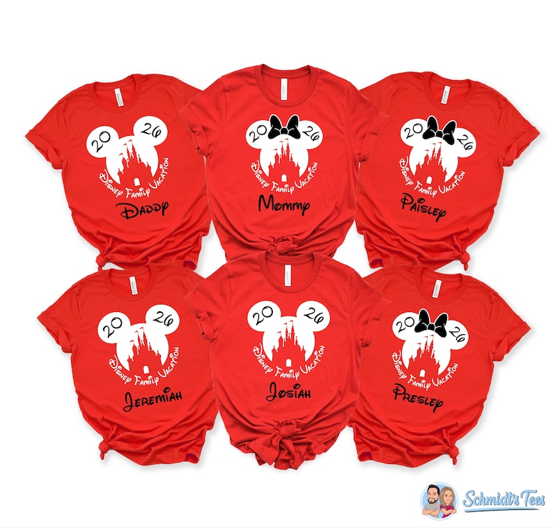 Puede incluir: Seis camisetas de manga corta de color rojo brillante con una silueta blanca de la cabeza de Mickey Mouse que contiene un castillo, el texto 2026 y Disney Family Vacation. Algunas incluyen un lazo negro y nombres personalizados como Daddy, Mommy, Paisley, Jeremiah, Josiah y Presley.