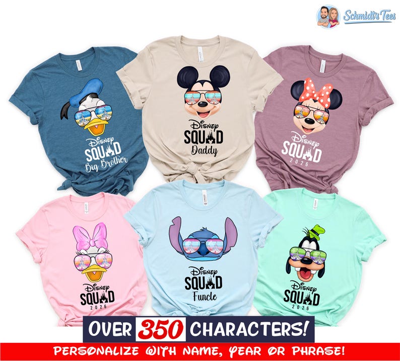 K&ouml;nnte beinhalten: Sechs farbenfrohe T-Shirts mit Disney-Figuren, die Sonnenbrillen tragen. Jedes Shirt tr&auml;gt die Aufschrift "Disney Squad" und einen Charakternamen wie "Daddy" oder "Funcle". Die Shirts sind in verschiedenen Farben wie Blau, Rosa und Gr&uuml;n erh&auml;ltlich.