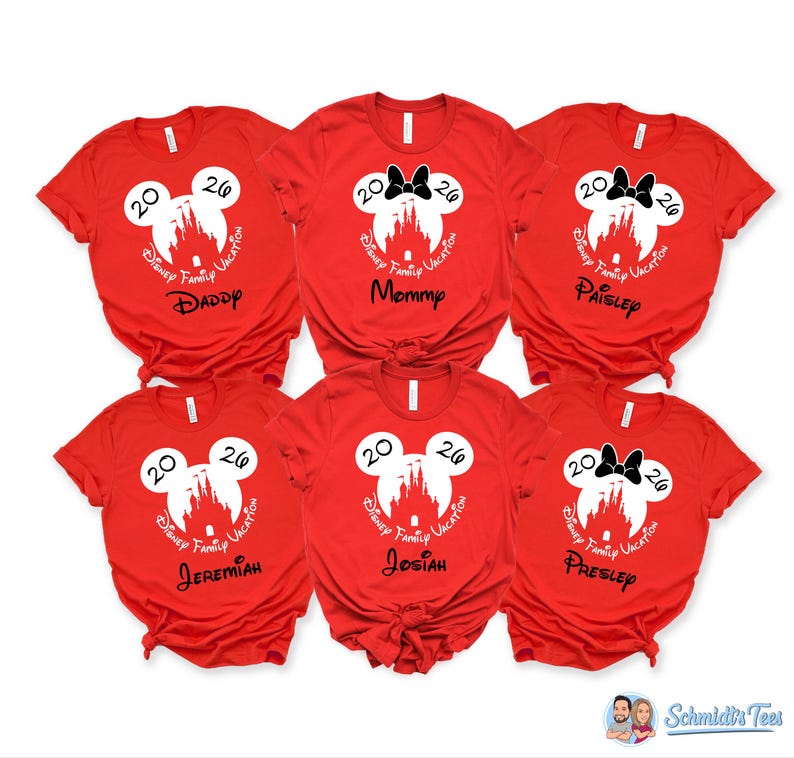 K&ouml;nnte beinhalten: Rote T-Shirts mit einer wei&szlig;en Grafik mit Mickey Mouse Ohren, einem Schloss und dem Text "Disney Family Vacation 2026". Jedes Shirt hat einen anderen Namen: Daddy, Mommy, Paisley, Jeremiah, Josiah und Presley.