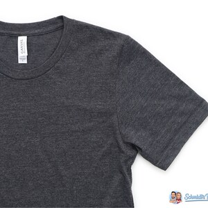 Puede incluir: Una camiseta de color gris oscuro jaspeado con cuello redondo y mangas cortas. La camiseta est&aacute; hecha de un material suave y c&oacute;modo, perfecta para el uso diario.