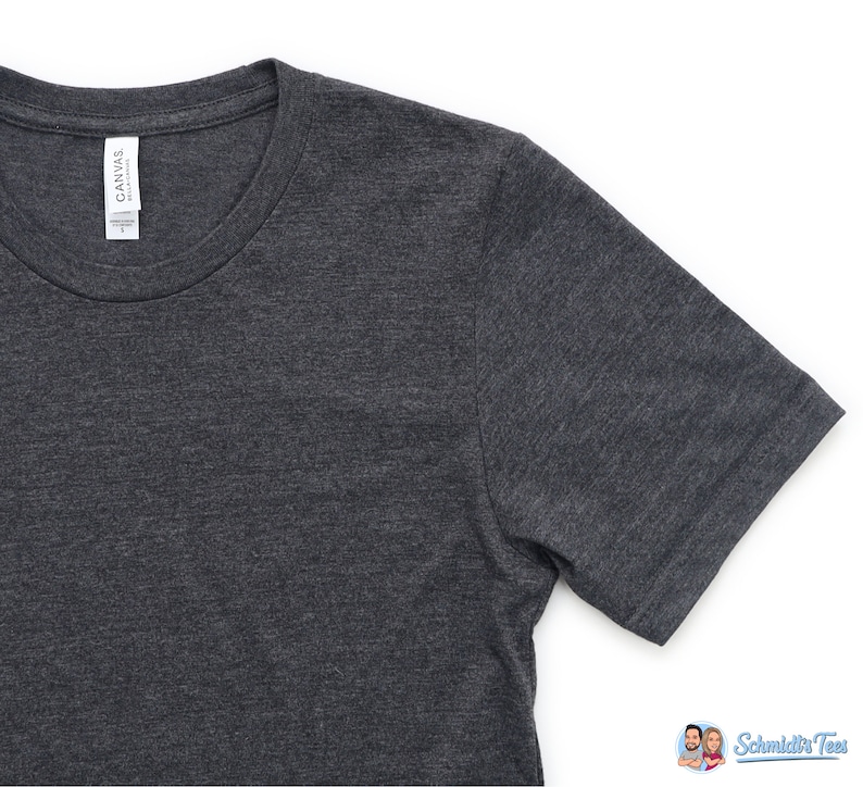 Puede incluir: Una camiseta de color gris oscuro jaspeado con cuello redondo y mangas cortas. La camiseta est&aacute; hecha de un material suave y c&oacute;modo, perfecta para el uso diario.