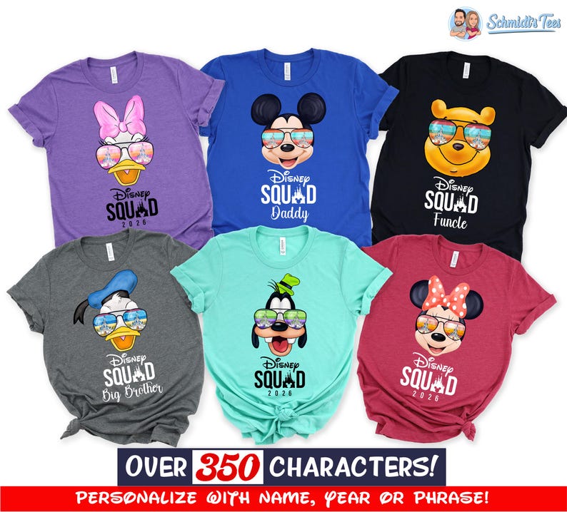 K&ouml;nnte beinhalten: Eine Auswahl an farbenfrohen T-Shirts mit Disney-Figuren, die Sonnenbrillen tragen. Jedes Shirt hat das "Disney Squad"-Logo und einen Charakter-Namen. Erh&auml;ltlich in verschiedenen Farben, ideal f&uuml;r Disney-Fans.