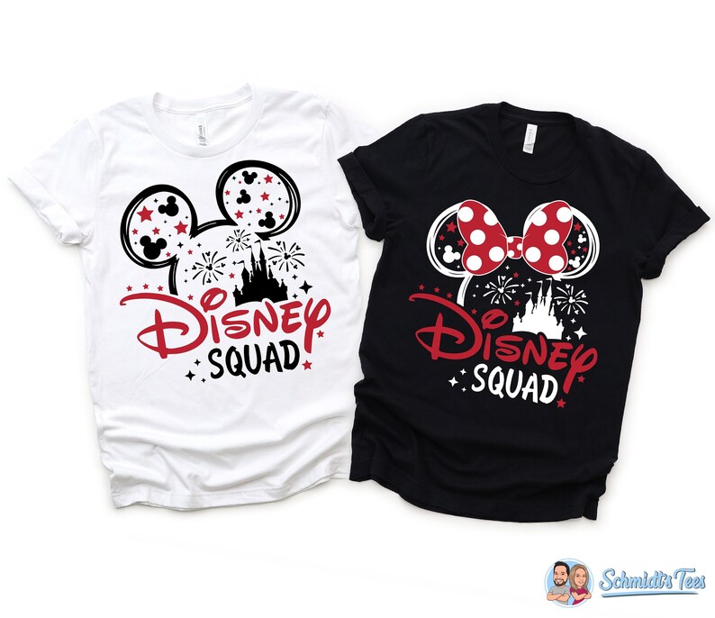 Puede incluir: Dos camisetas blancas con gr&aacute;ficos negros y rojos. La camiseta de la izquierda presenta orejas de Mickey Mouse con un texto rojo "Disney Squad". La camiseta de la derecha presenta orejas de Minnie Mouse con un lazo rojo y un texto rojo "Disney Squad".