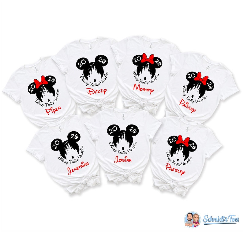 Puede incluir: Seis camisetas blancas de manga corta con una silueta negra de orejas de Mickey con un castillo blanco dentro, el texto 2026 y Disney Family Vacation. Cada camiseta muestra un nombre rojo &uacute;nico: Piper, Daddy, Mommy, Paisley, Jeremiah, Josiah, Presley.
