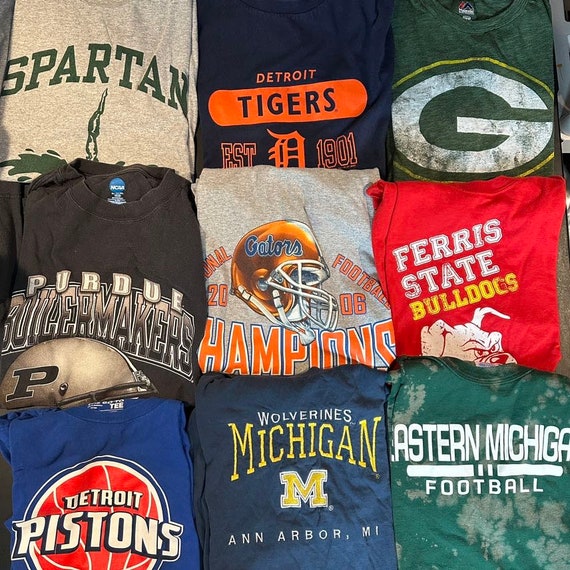 Mystery THRIFTED Sports and College Graphic T shirt Second Hand