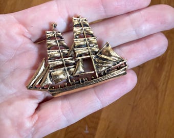 Vintage Gold Sailing Ship Brooch – Nautical Tall Ship Pin, Antique Style Sailboat Jewelry, Maritime Gift