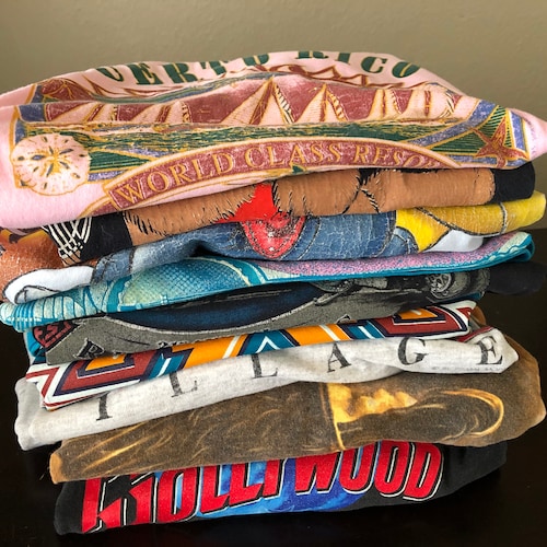 T-shirt graphique SURPRISE | Lot de t-shirts Mystery Thrift | Cadeau amusant | Boîte mystère vintage rétro | Pack mystère de t-shirts | Sac aveugle