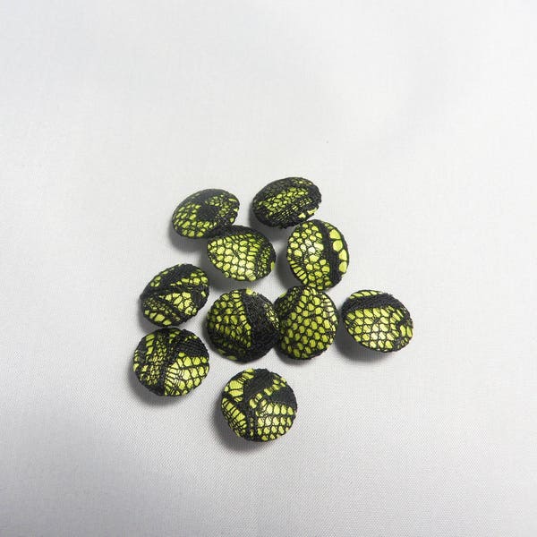 Boutons  de 15 mm recouverts de tissu bazin vert anis et dentelle noire