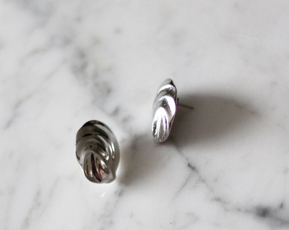 1980s silver swirl earrings // 1980s silver post earrings // vintage earrings