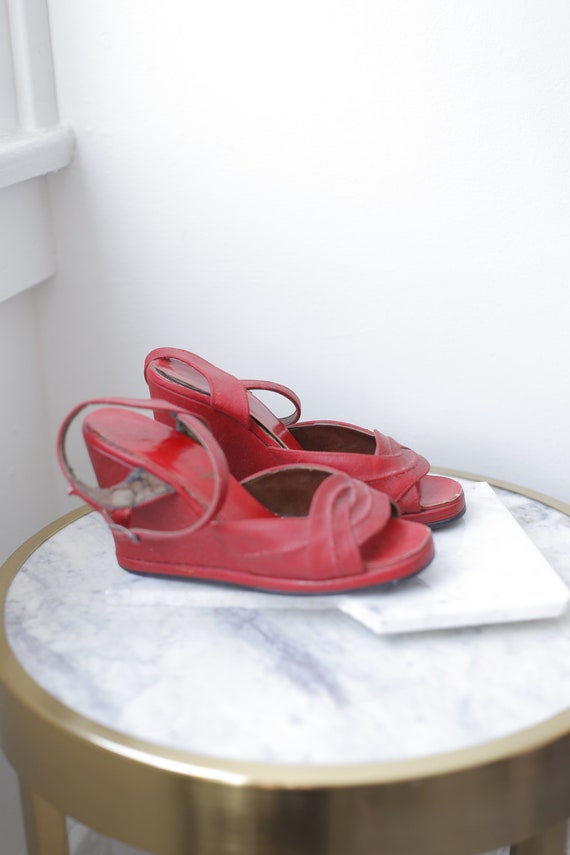 1950s red wedge sandals // 1940s red leather shoes