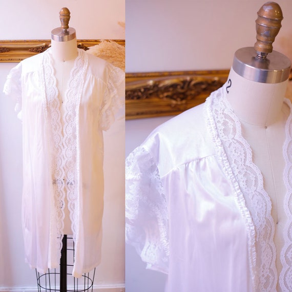 1970s white lace robe //  1970s floral lace robe // vintage robe