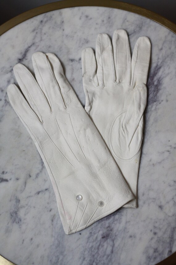 1960s white leather gloves // cocktail gloves // v
