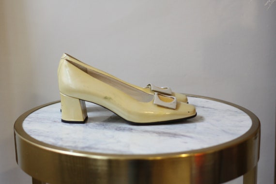1960s yellow pilgrim pumps // 1960s mod shoes // v