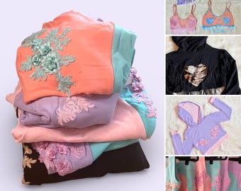 Bralette en résille à franges, short à franges, sweat à capuche à franges