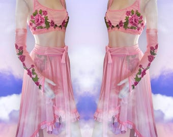 Conjunto de malla de bambú con rosas, bralette, pantalones, guantes y falda.