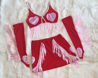 Conjunto de tres piezas con corazón y flecos de malla.