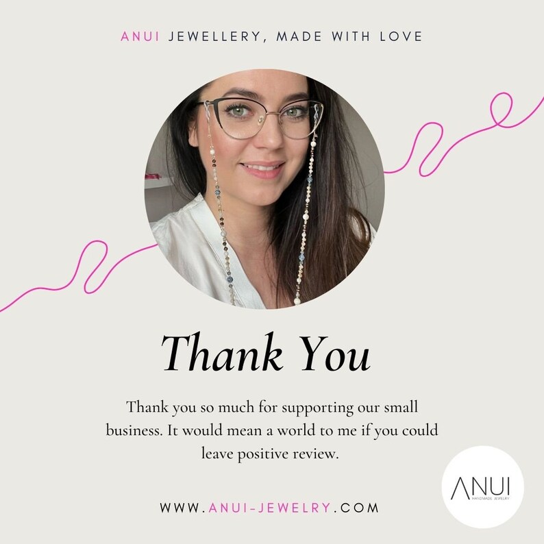 Pu&ograve; includere: Una donna indossa occhiali con una catena per occhiali a perline. La catena &egrave; fatta di perline colorate e ha un accento dorato. Il testo "Thank You" &egrave; scritto in grandi lettere sotto l'immagine. Il testo "Thank you so much for supporting our small business. It would mean a world to me if you could leave positive review." &egrave; scritto sotto il testo "Thank You". Il testo "WWW.ANUI-JEWELRY.COM" &egrave; scritto sotto il testo precedente. Il testo "ANUI" &egrave; scritto in un riquadro rosa nell'angolo in basso a destra dell'immagine.