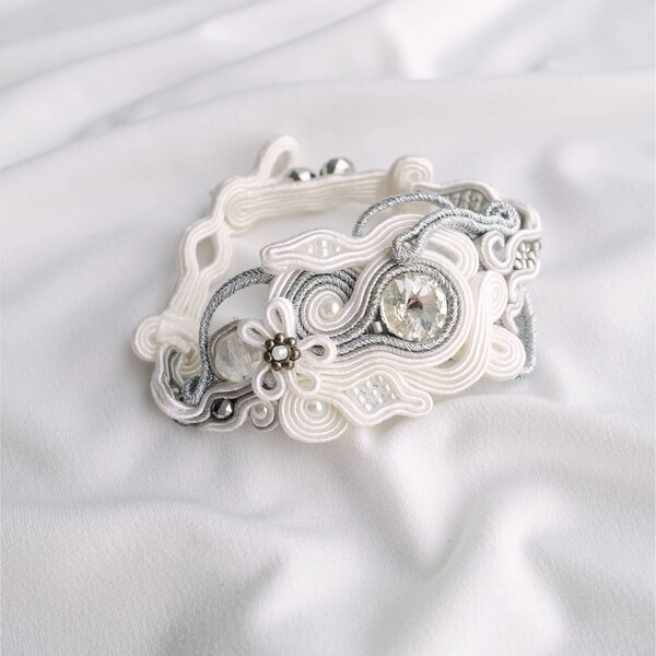 Bracciale Soutache bianco, bracciale ricamato a mano Soutache, bracciale perline da sposa, braccialetto nuziale in cristallo, regalo da damigella d'onore, ANUI
