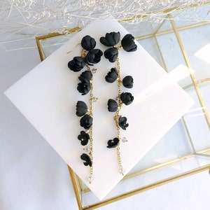 Schwarze Blumen Kaskaden Ohrringe, Schwarze Lange Blütenblatt Ohrringe, Florale Statement Ohrringe, Schwarze Baumelnde Ohrringe, Handgemachte Blumenohrringe von ANUI