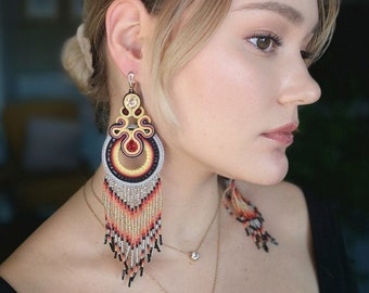 Orecchini con perline gialle, orecchini con nappe in soutache, orecchini a cerchio boho, orecchini vistosi, orecchini rossi gialli, orecchini Bollywood di ANUI