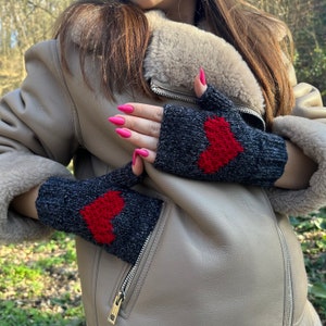 Mitaines d'hiver, Gants de conduite en tricot faits main, Meilleurs gants coeur en tricot pour femmes, Mitaines en laine beiges, Gants coeur Saint Valentin image 3