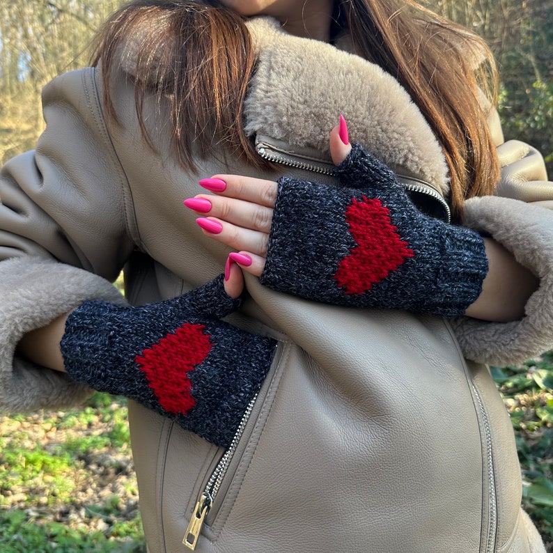 Winter Fingerless Gift Glove, Knit Handmade Driving Glove, Knit Best Heart Gloves For Womens, Beige Wool Mitten, Valentines Day Heart gloves 画像 3