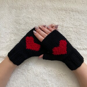 Mitaines d'hiver, Gants de conduite en tricot faits main, Meilleurs gants coeur en tricot pour femmes, Mitaines en laine beiges, Gants coeur Saint Valentin image 6