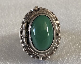 Ornate Vintage Mexico Sterling Silver Green Glass Statement Poison Ring