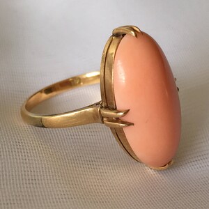Luxurious Antique Victorian 18K Gold Angel Skin Coral Oval Cabochon Prong Set Ring Size 6.25