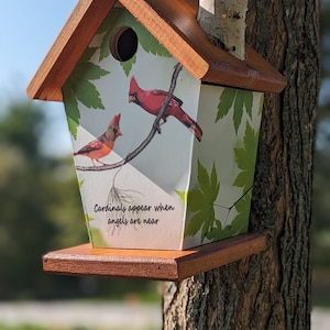 カーディナルが現れる鳥小屋