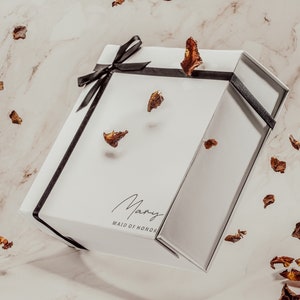 Coffret cadeau personnalisé de luxe pour proposition de fête nuptiale - nom et titre - blanc classique avec ruban noir - boîte magnétique pliable