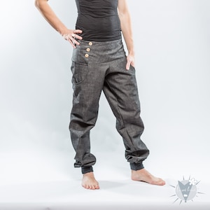 comfortable jeans, flattering cut trousers, jeans with maximum freedom of movement, with wooden button closure