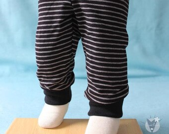 Leggings infantiles, rayas negras y grises.