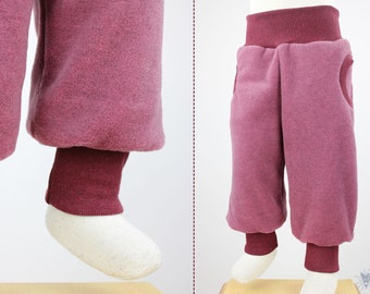 Tobehose aus rosa meliertem Öko-Fleece, mit Taschen, wächst lange mit, kuschelweich, wärmespeichernd und wasserabweisend