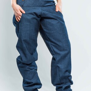 bequeme Jeans unisex, vorteilhaft geschnittene Hose, Jeanshose mit maximaler Bewegungsfreiheit, mit Holzknopfverschluss MEHRERE FARBEN blau