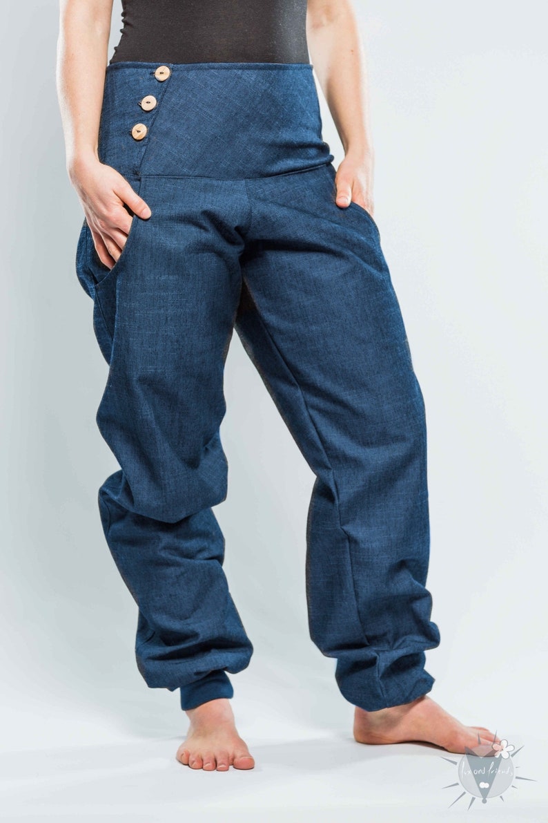 bequeme Jeans unisex, vorteilhaft geschnittene Hose, Jeanshose mit maximaler Bewegungsfreiheit, mit Holzknopfverschluss MEHRERE FARBEN blau