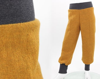 Pantalón de lana merino con puños encerados amarillos.