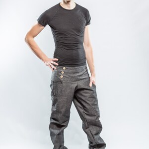 bequeme Jeans unisex, vorteilhaft geschnittene Hose, Jeanshose mit maximaler Bewegungsfreiheit, mit Holzknopfverschluss MEHRERE FARBEN Bild 10