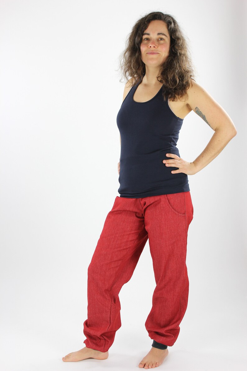 bequeme Jeans unisex, vorteilhaft geschnittene Hose, Jeanshose mit maximaler Bewegungsfreiheit, mit Holzknopfverschluss MEHRERE FARBEN rot