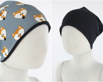 Reversible beanie gray with foxes