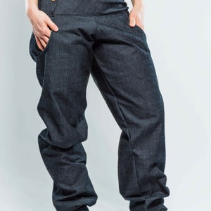 bequeme Jeans unisex, vorteilhaft geschnittene Hose, Jeanshose mit maximaler Bewegungsfreiheit, mit Holzknopfverschluss MEHRERE FARBEN dunkelblau