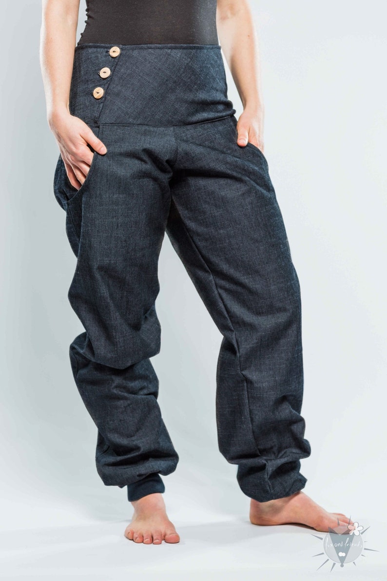 bequeme Jeans unisex, vorteilhaft geschnittene Hose, Jeanshose mit maximaler Bewegungsfreiheit, mit Holzknopfverschluss MEHRERE FARBEN dunkelblau