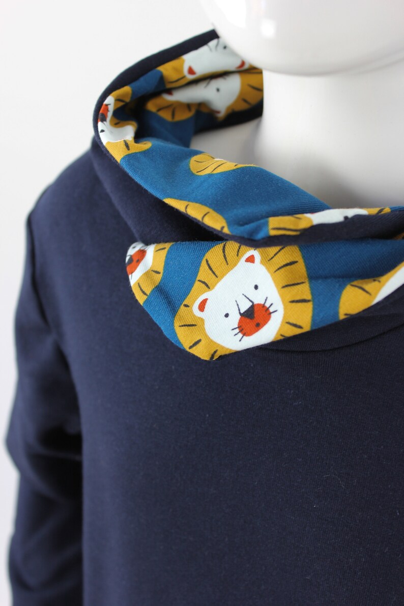 Kinder-Kapuzenpulli marineblau mit Löwen Bild 7