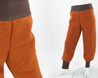 Pantalón cálido de lana para niños marrón terracota.